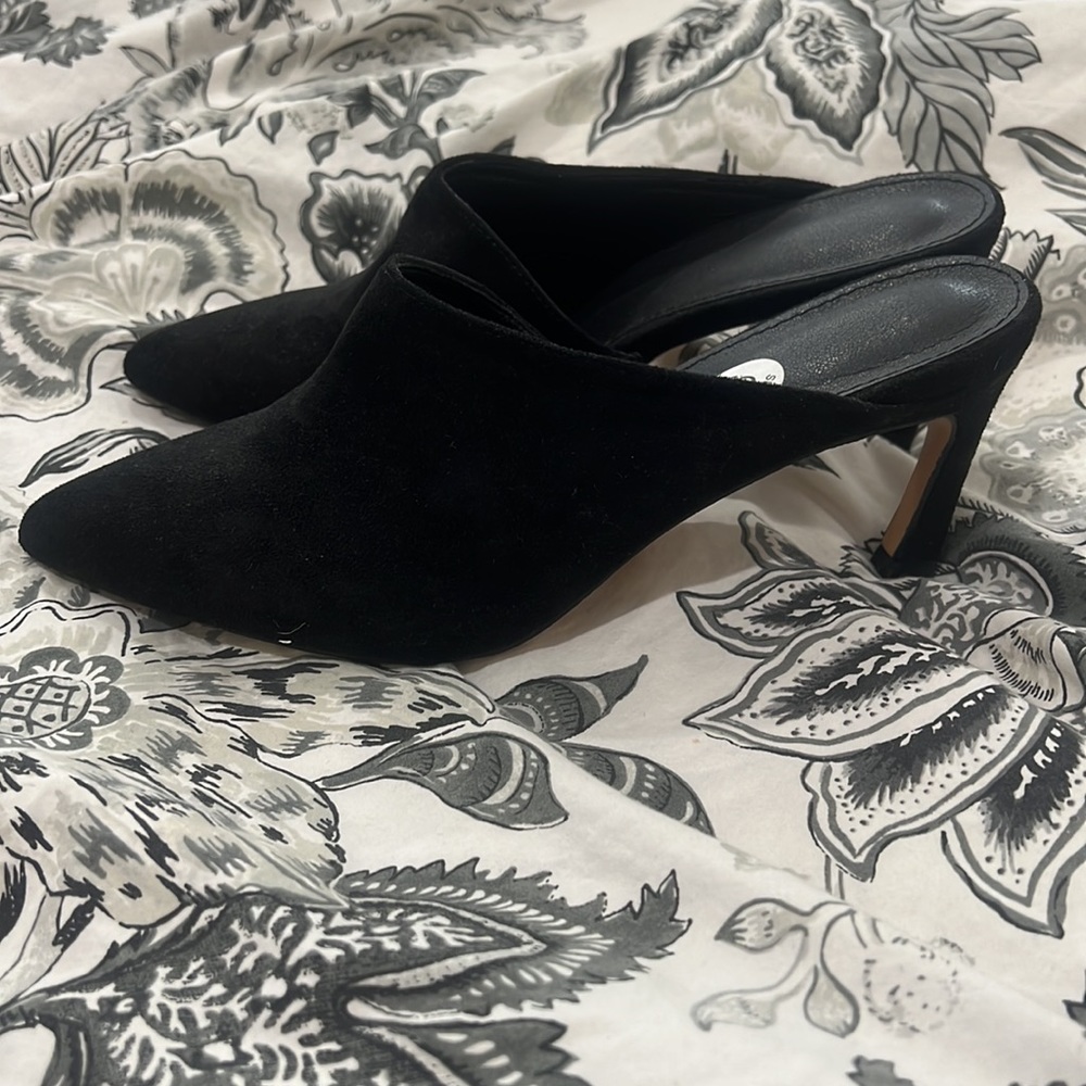 NWOT- Size 9 Suede Heels